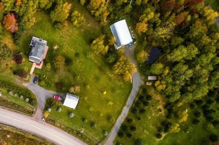 Jak podzielić działkę z domem? Kluczowe kroki i wymagania prawne