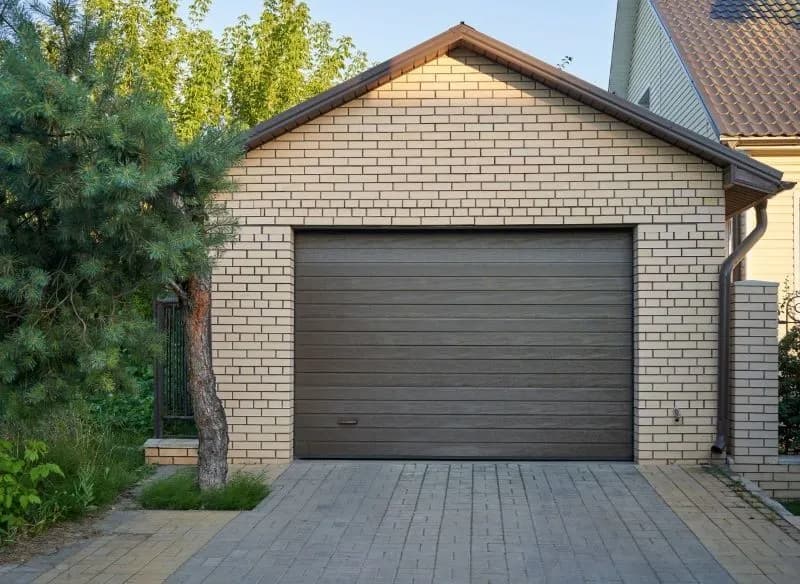 Czy można wybudować garaż w granicy działki? Sprawdź przepisy i wyjątki