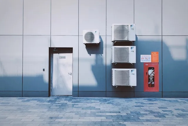 Jak odprowadzić skropliny z klimatyzacji w bloku bez problemów?