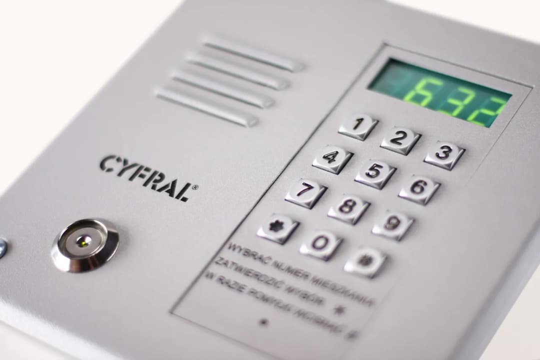 Jak wyciszyć domofon w bloku i cieszyć się ciszą w mieszkaniu