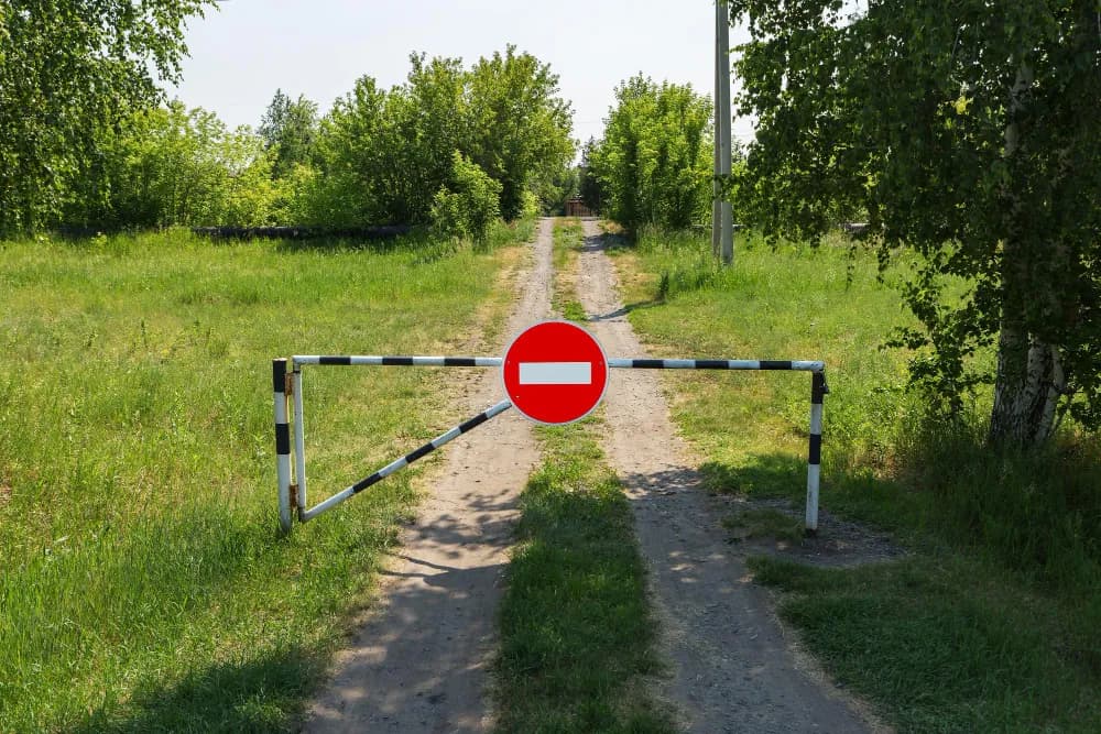 Kto stawia znaki drogowe na osiedlu? Odkryj odpowiedzialność w Twoim rejonie