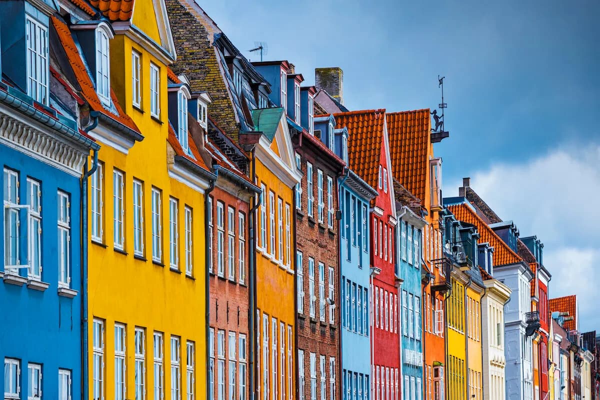Co to jest budynek? Odkryj jego definicję i rodzaje w architekturze