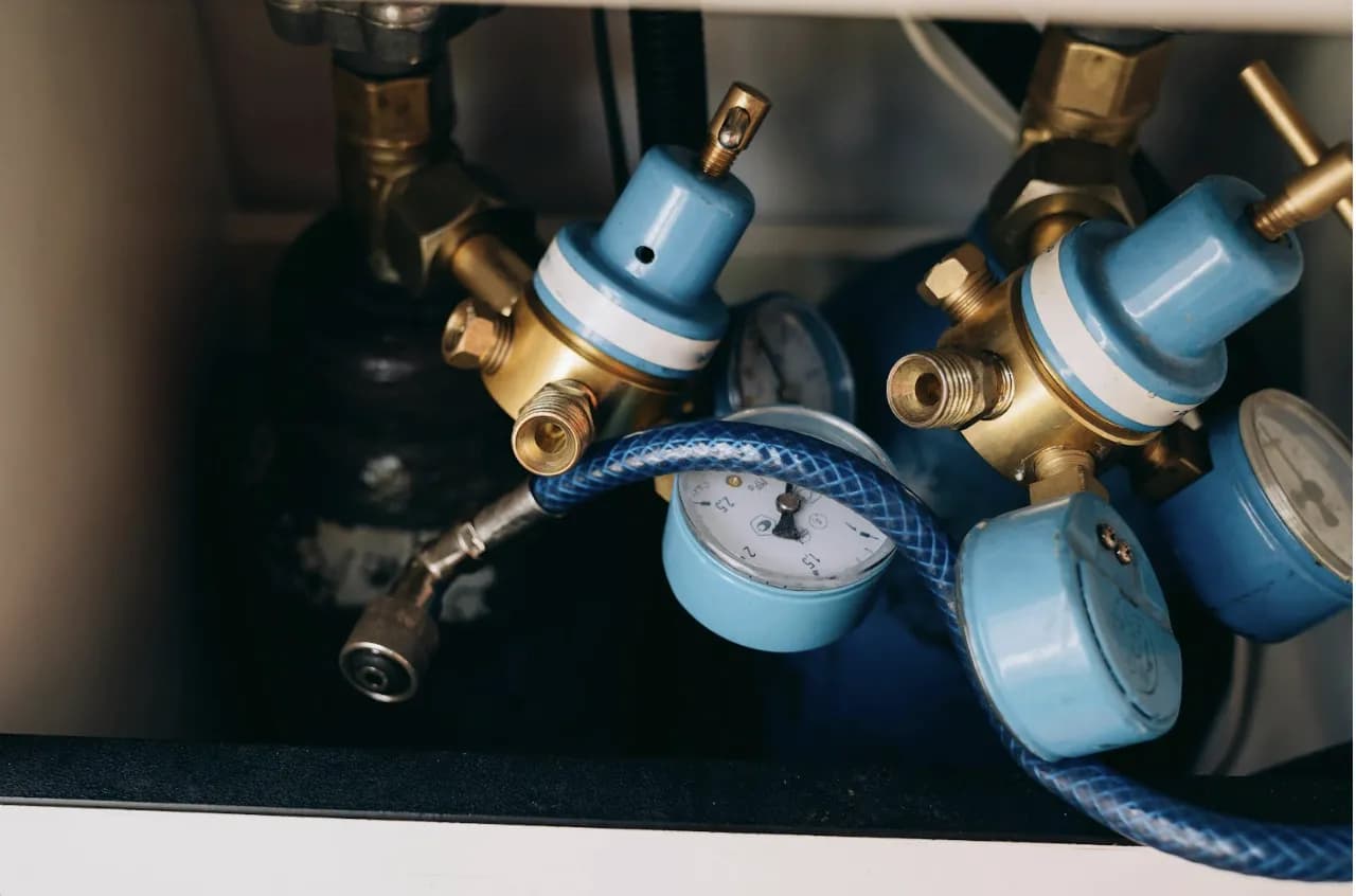 Jak dobrać armaturę przemysłową do instalacji wysokociśnieniowych — praktyczny przewodnik