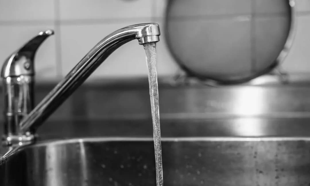 Dlaczego nie ma ciepłej wody w kranie w bloku? Oto możliwe przyczyny