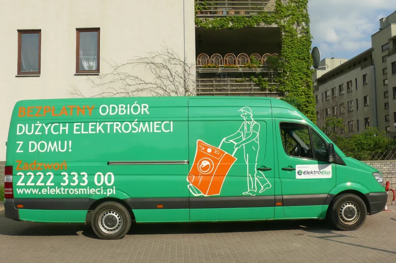 Samochód który zbiera elektrośmieci z osiedla – jak skorzystać z usługi?